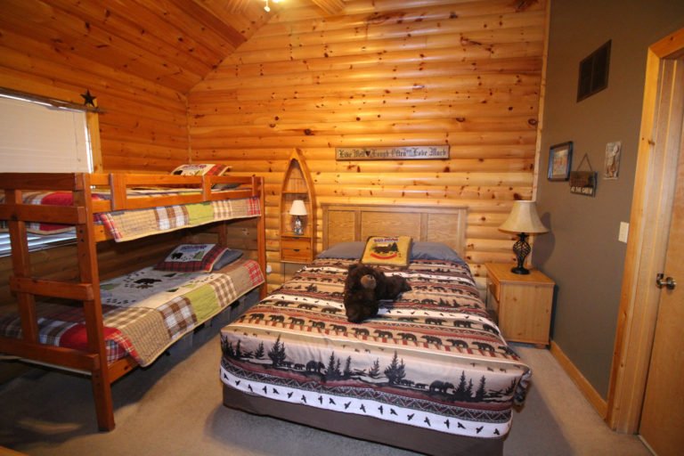 Guest Bedroom With Queen Size Bed and Bunk Beds Trappers Den Log Cabin