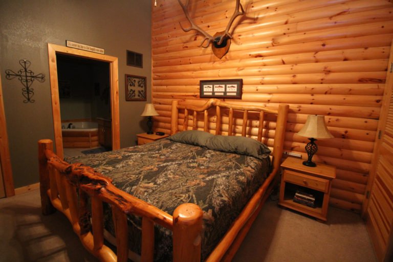 Master Bedroom Trappers Den Log Cabin